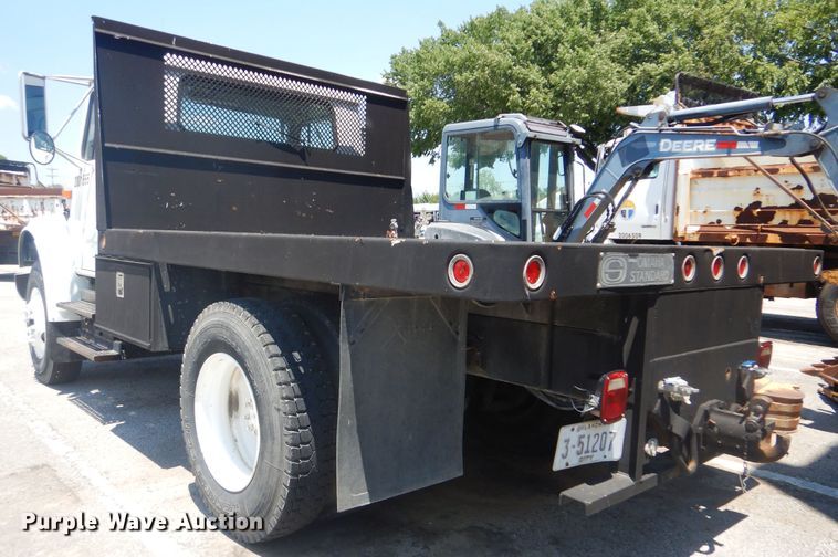 image for item GO9943 2001 International 4900  flatbed truck