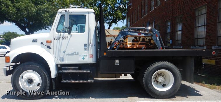 image for item GO9943 2001 International 4900  flatbed truck