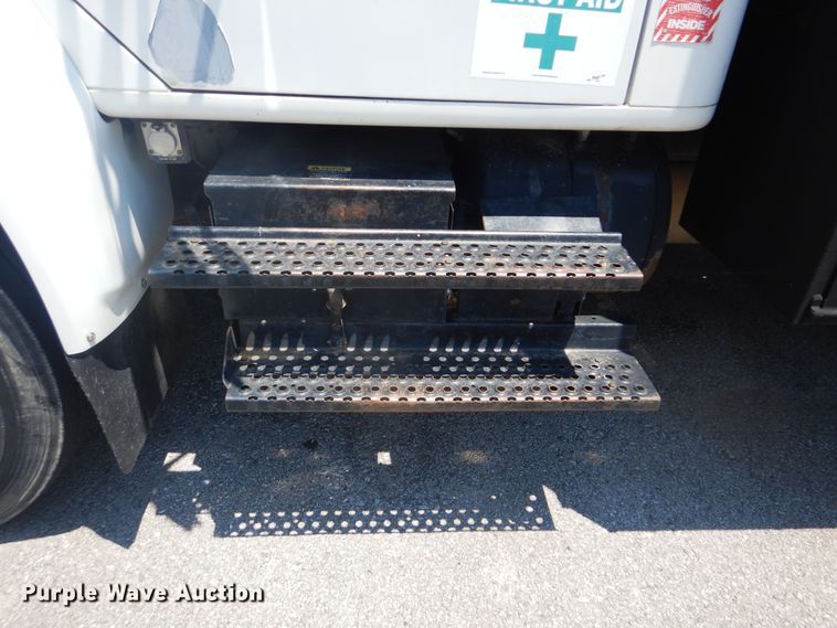 image for item GO9943 2001 International 4900  flatbed truck