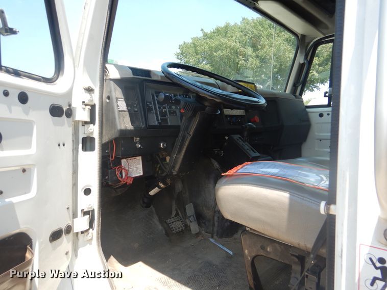 image for item GO9943 2001 International 4900  flatbed truck