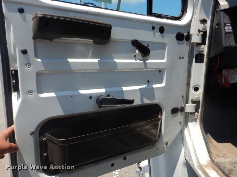 image for item GO9943 2001 International 4900  flatbed truck