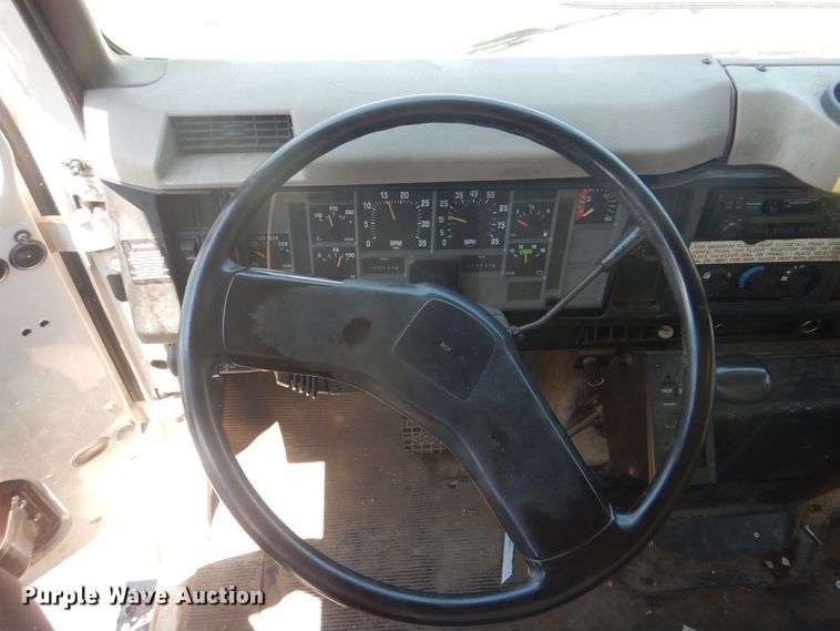 image for item GO9943 2001 International 4900  flatbed truck