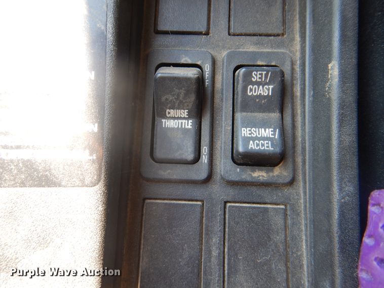 image for item GO9943 2001 International 4900  flatbed truck