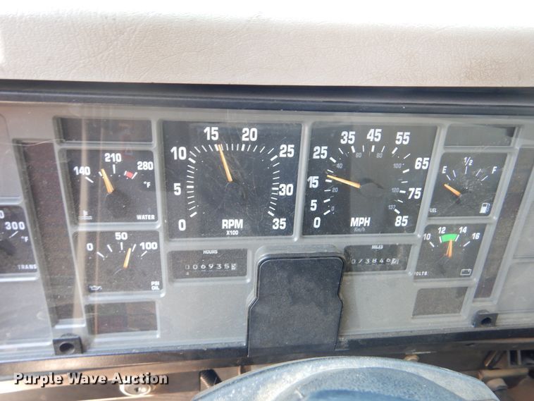 image for item GO9943 2001 International 4900  flatbed truck