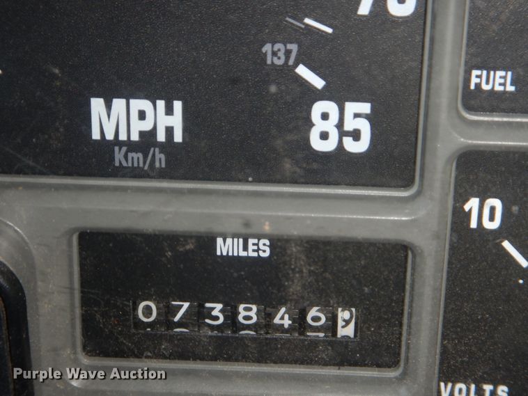 image for item GO9943 2001 International 4900  flatbed truck