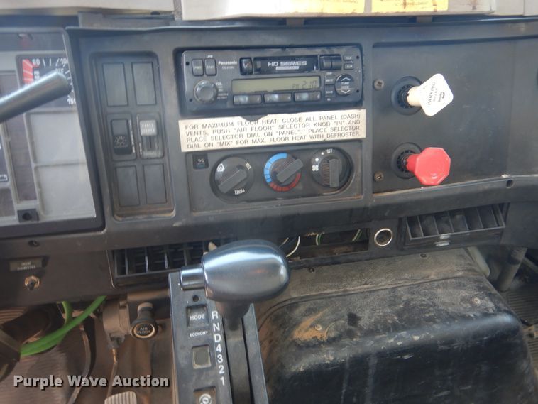 image for item GO9943 2001 International 4900  flatbed truck