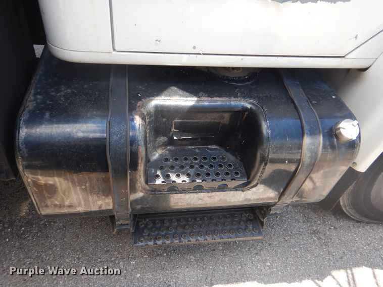 image for item GO9943 2001 International 4900  flatbed truck