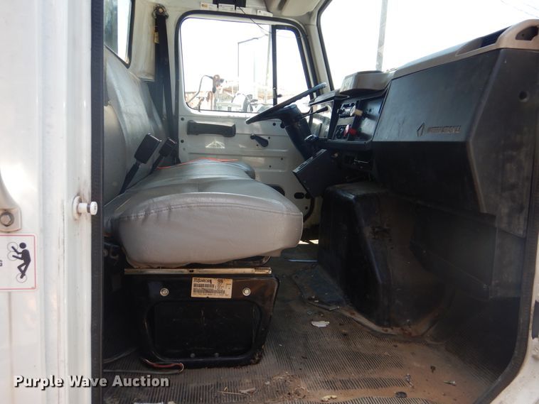 image for item GO9943 2001 International 4900  flatbed truck