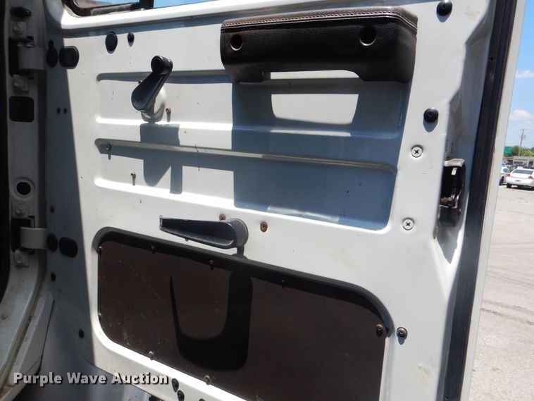 image for item GO9943 2001 International 4900  flatbed truck