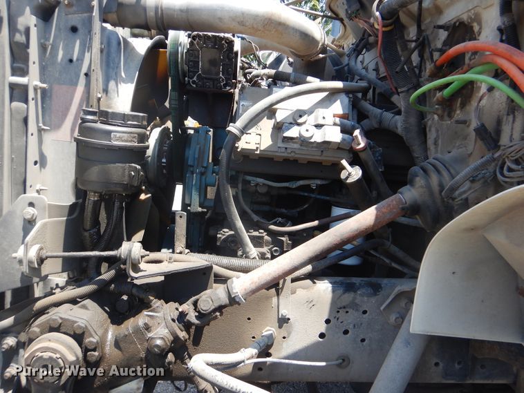 image for item GO9943 2001 International 4900  flatbed truck