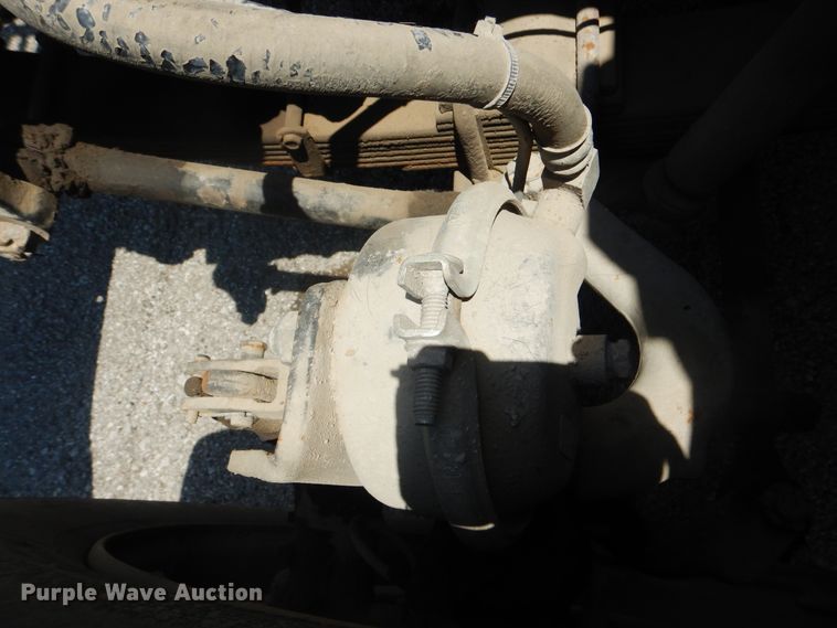 image for item GO9943 2001 International 4900  flatbed truck