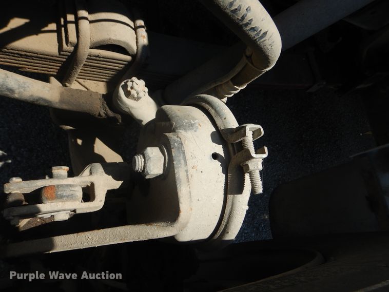 image for item GO9943 2001 International 4900  flatbed truck