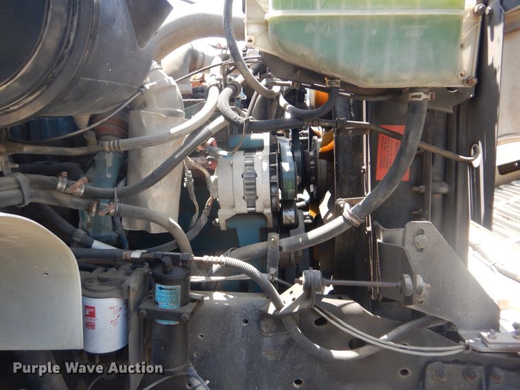 image for item GO9943 2001 International 4900  flatbed truck