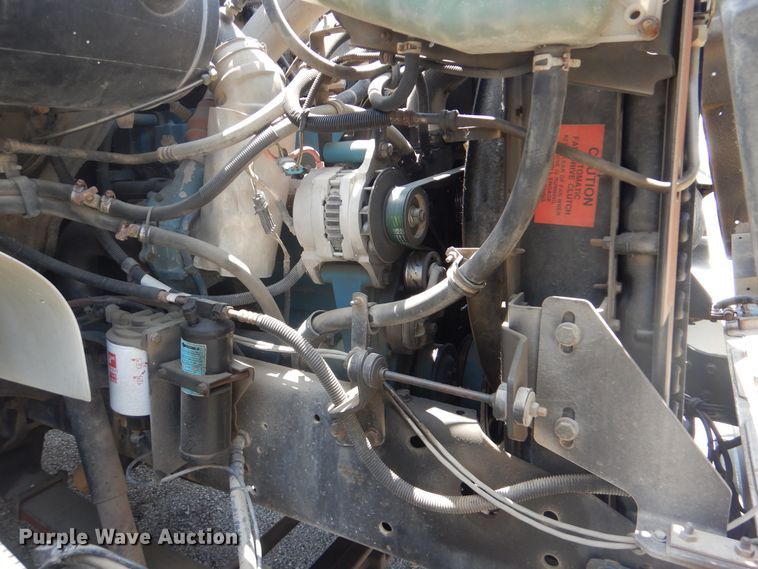 image for item GO9943 2001 International 4900  flatbed truck