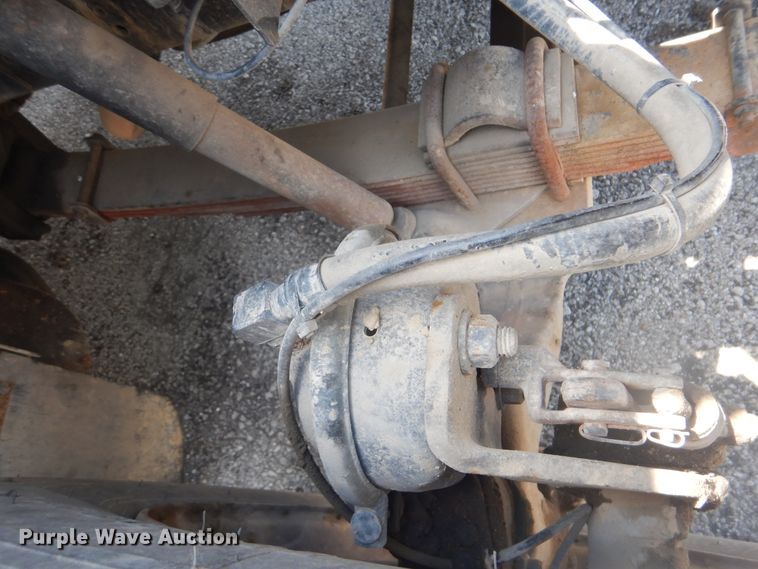 image for item GO9943 2001 International 4900  flatbed truck