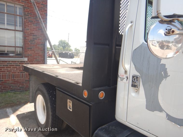 image for item GO9943 2001 International 4900  flatbed truck