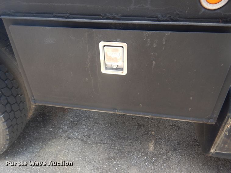 image for item GO9943 2001 International 4900  flatbed truck