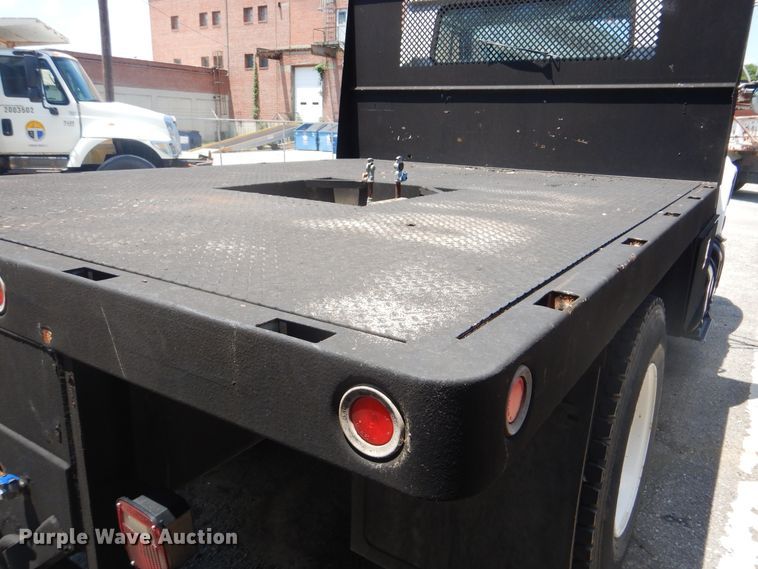 image for item GO9943 2001 International 4900  flatbed truck