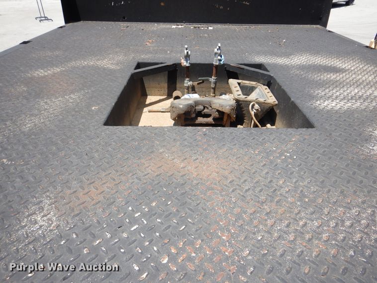 image for item GO9943 2001 International 4900  flatbed truck