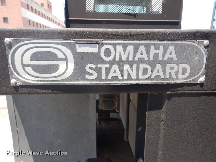 image for item GO9943 2001 International 4900  flatbed truck