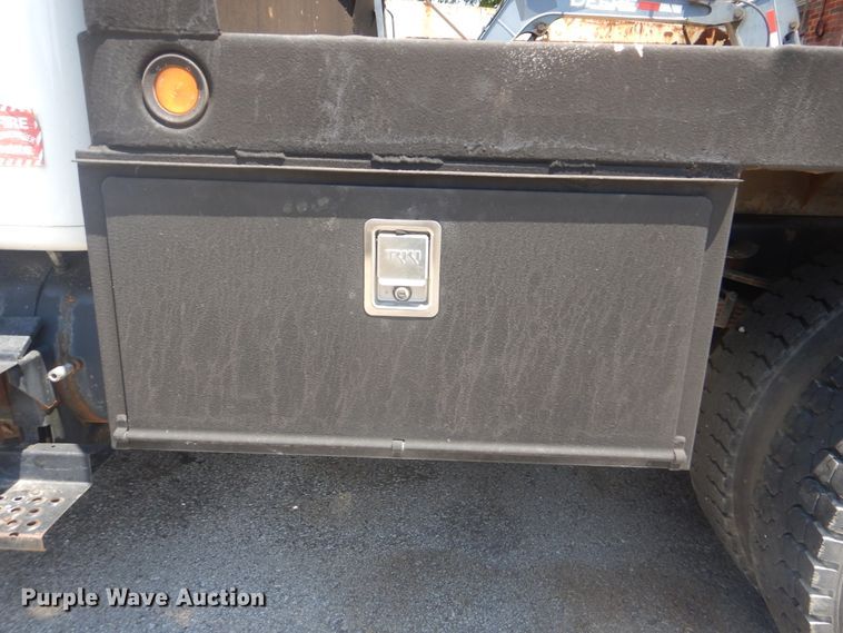 image for item GO9943 2001 International 4900  flatbed truck