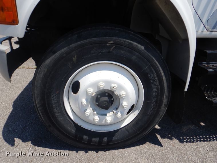 image for item GO9943 2001 International 4900  flatbed truck