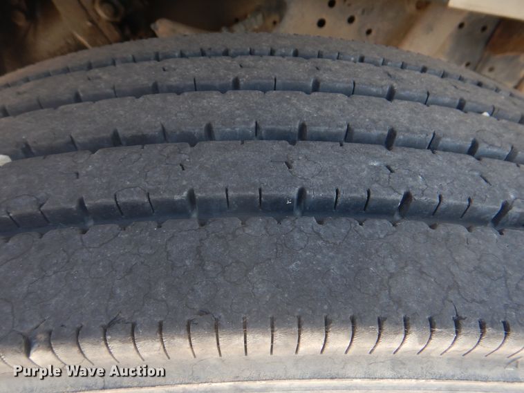 image for item GO9943 2001 International 4900  flatbed truck