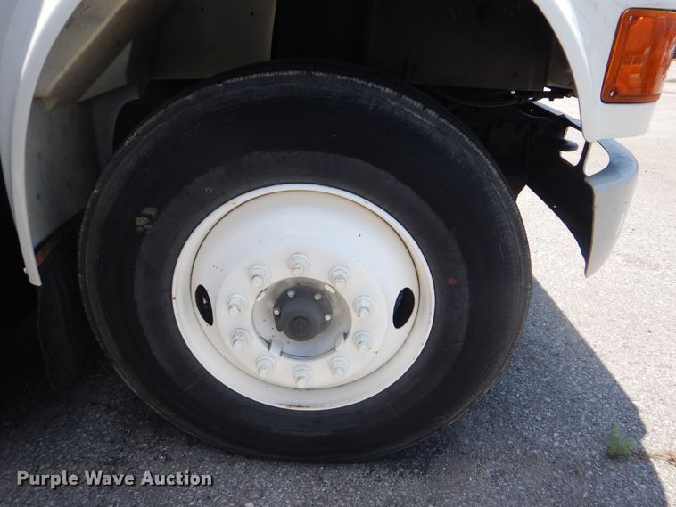 image for item GO9943 2001 International 4900  flatbed truck