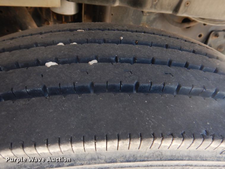 image for item GO9943 2001 International 4900  flatbed truck