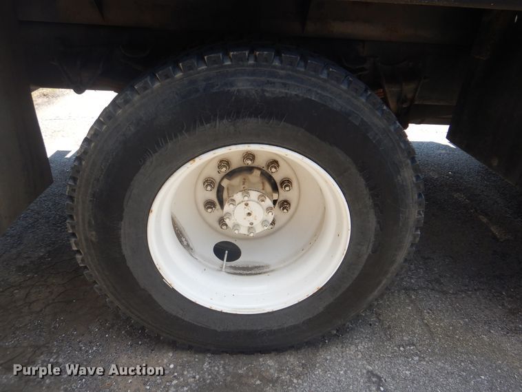 image for item GO9943 2001 International 4900  flatbed truck