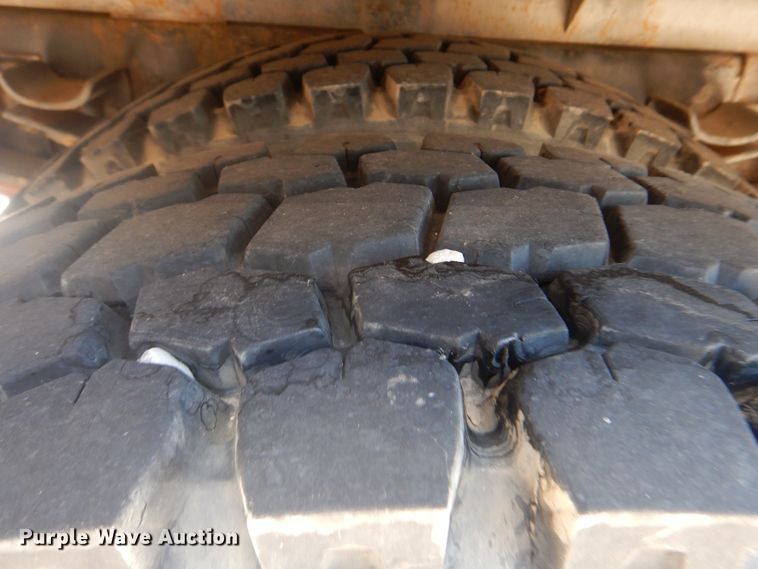 image for item GO9943 2001 International 4900  flatbed truck