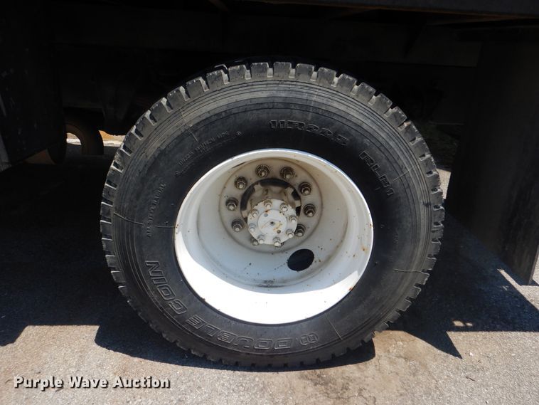 image for item GO9943 2001 International 4900  flatbed truck