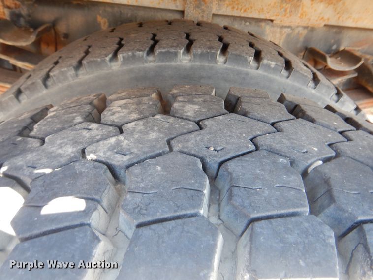 image for item GO9943 2001 International 4900  flatbed truck