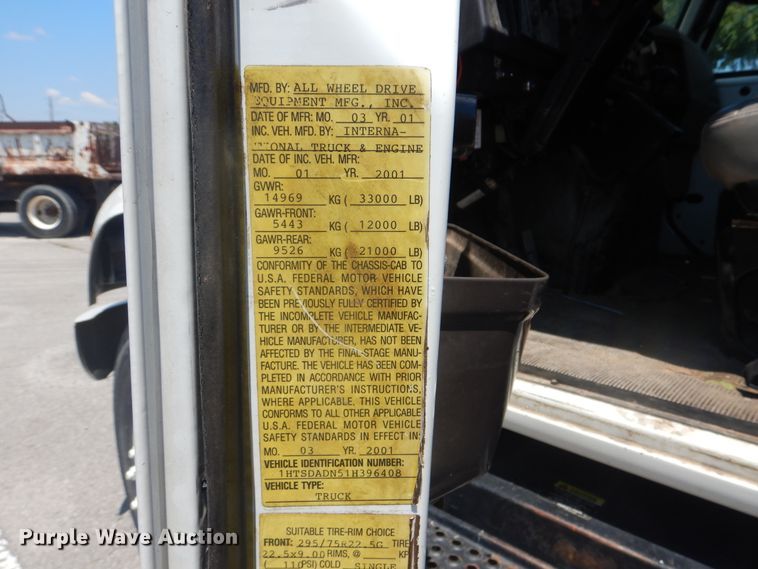 image for item GO9943 2001 International 4900  flatbed truck