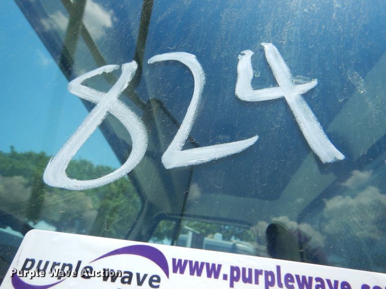 image for item GO9943 2001 International 4900  flatbed truck