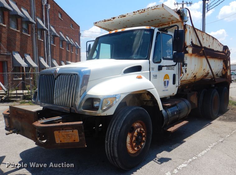 image for item GO9944 2003 International 7400  dump truck