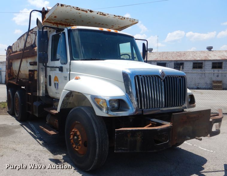image for item GO9944 2003 International 7400  dump truck
