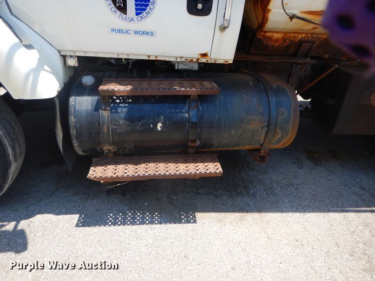 image for item GO9944 2003 International 7400  dump truck