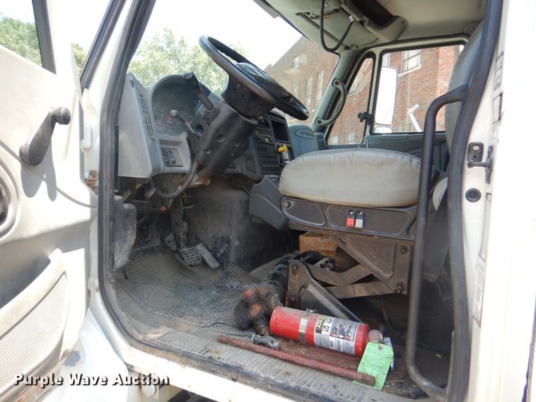 image for item GO9944 2003 International 7400  dump truck