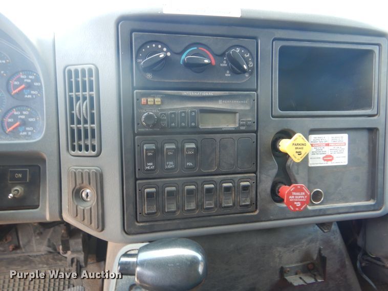 image for item GO9944 2003 International 7400  dump truck