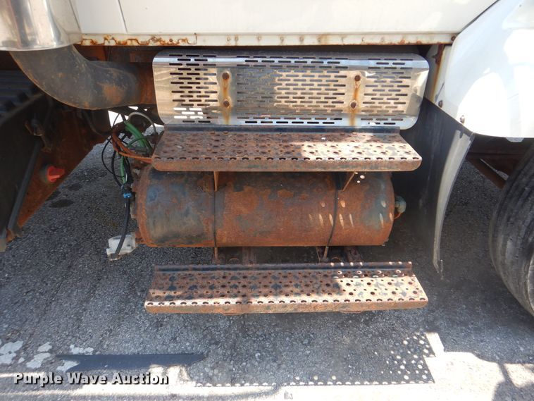 image for item GO9944 2003 International 7400  dump truck