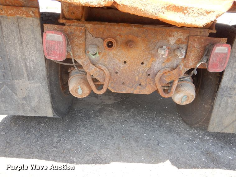 image for item GO9944 2003 International 7400  dump truck