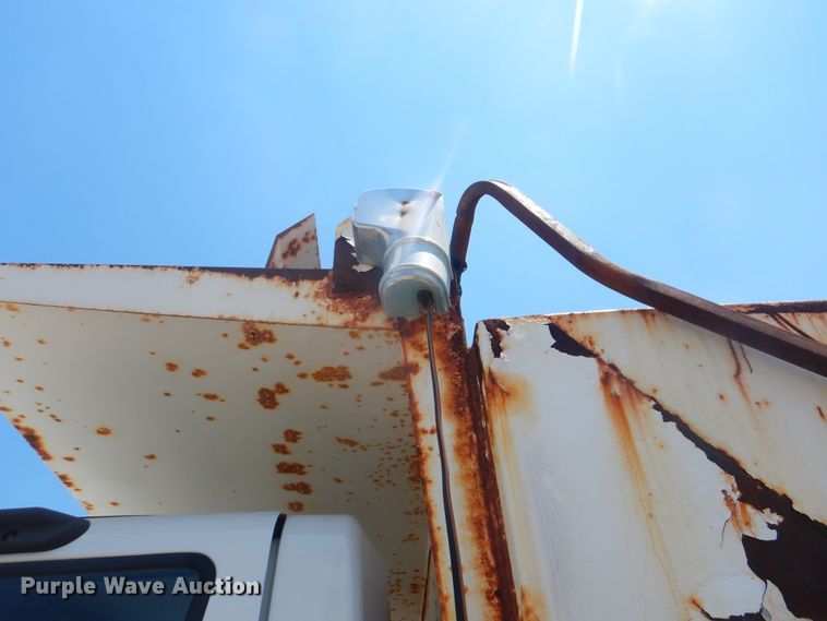 image for item GO9944 2003 International 7400  dump truck