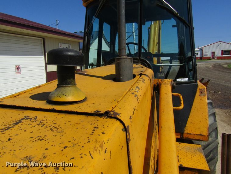 image for item GQ9022 1989 John Deere 210C  backhoe