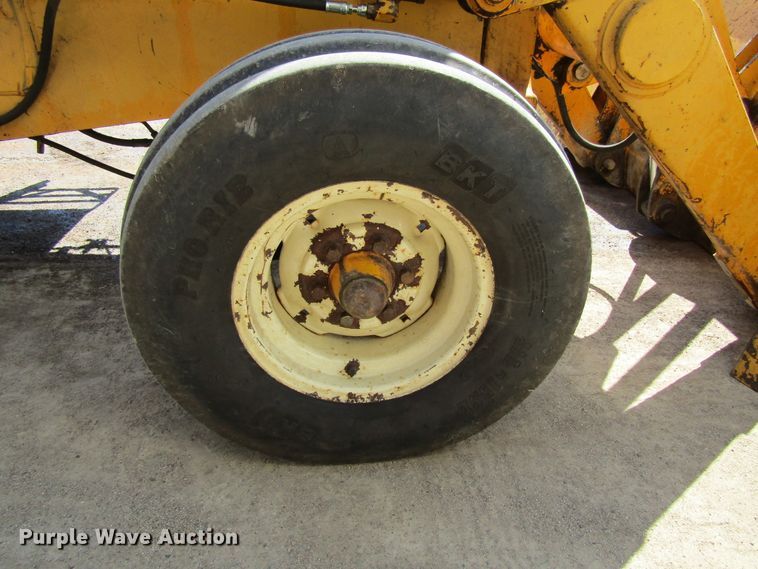 image for item GQ9022 1989 John Deere 210C  backhoe