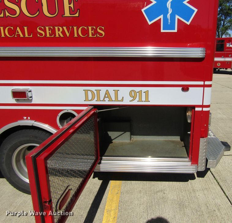 image for item GQ9026 2003 Ford Econoline E350  ambulance