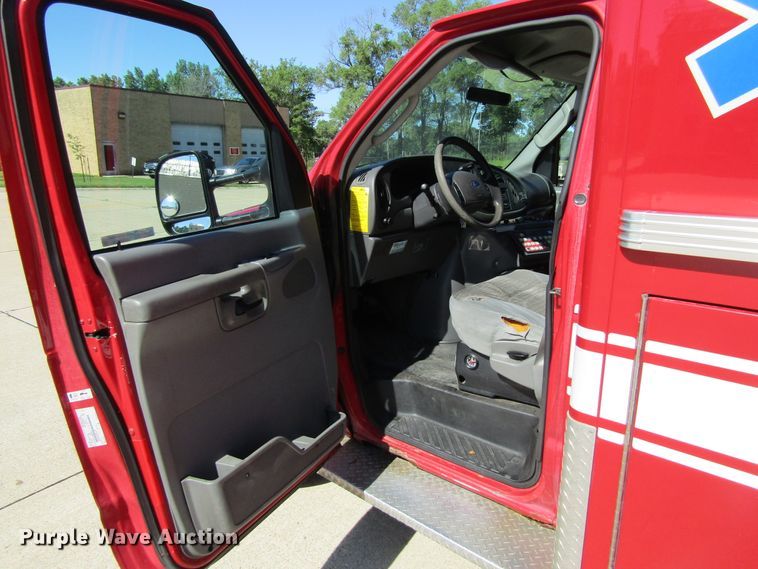 image for item GQ9026 2003 Ford Econoline E350  ambulance