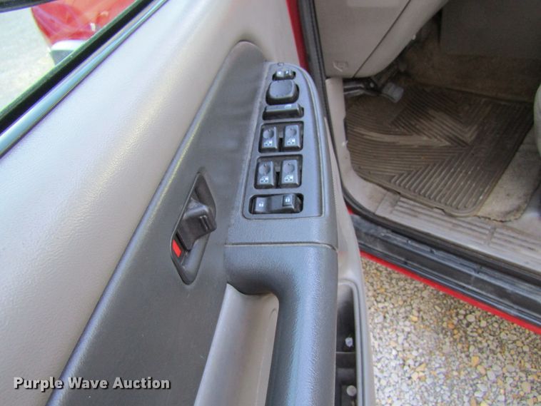 image for item GQ9027 2003 Chevrolet Suburban 2500  SUV