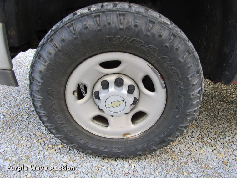 image for item GQ9027 2003 Chevrolet Suburban 2500  SUV