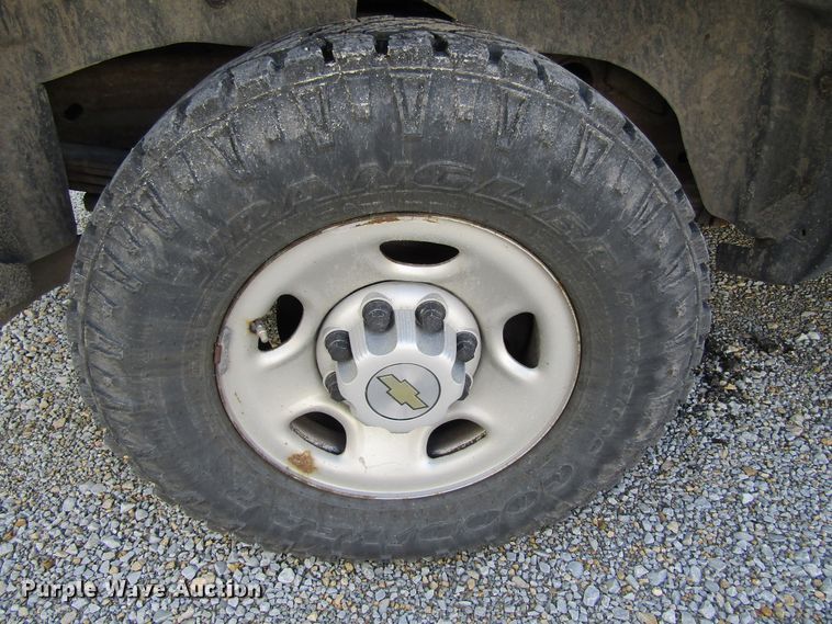 image for item GQ9027 2003 Chevrolet Suburban 2500  SUV